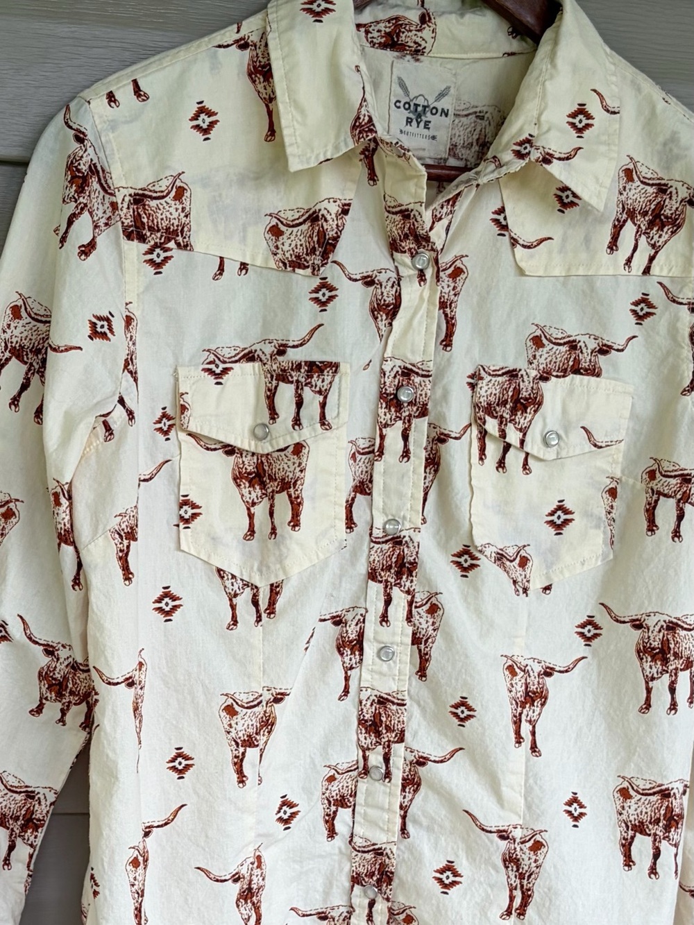Cotton & Rye Women’s Longhorn Steer Print Pearl Snap Shirt - Picture 2 of 4